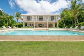 Golf-front villa with large spaces, staff and pool, situated in luxury beach resort